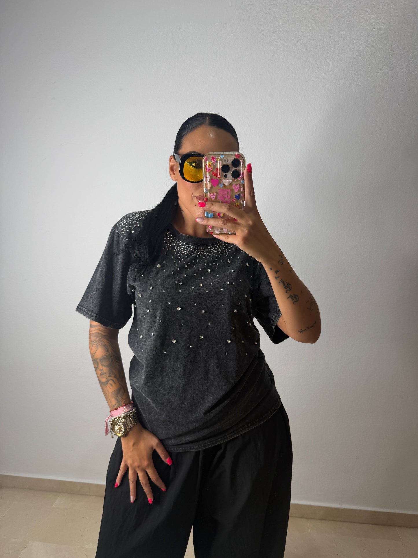 CAMISETA STRASS BLACK DESGASTADA