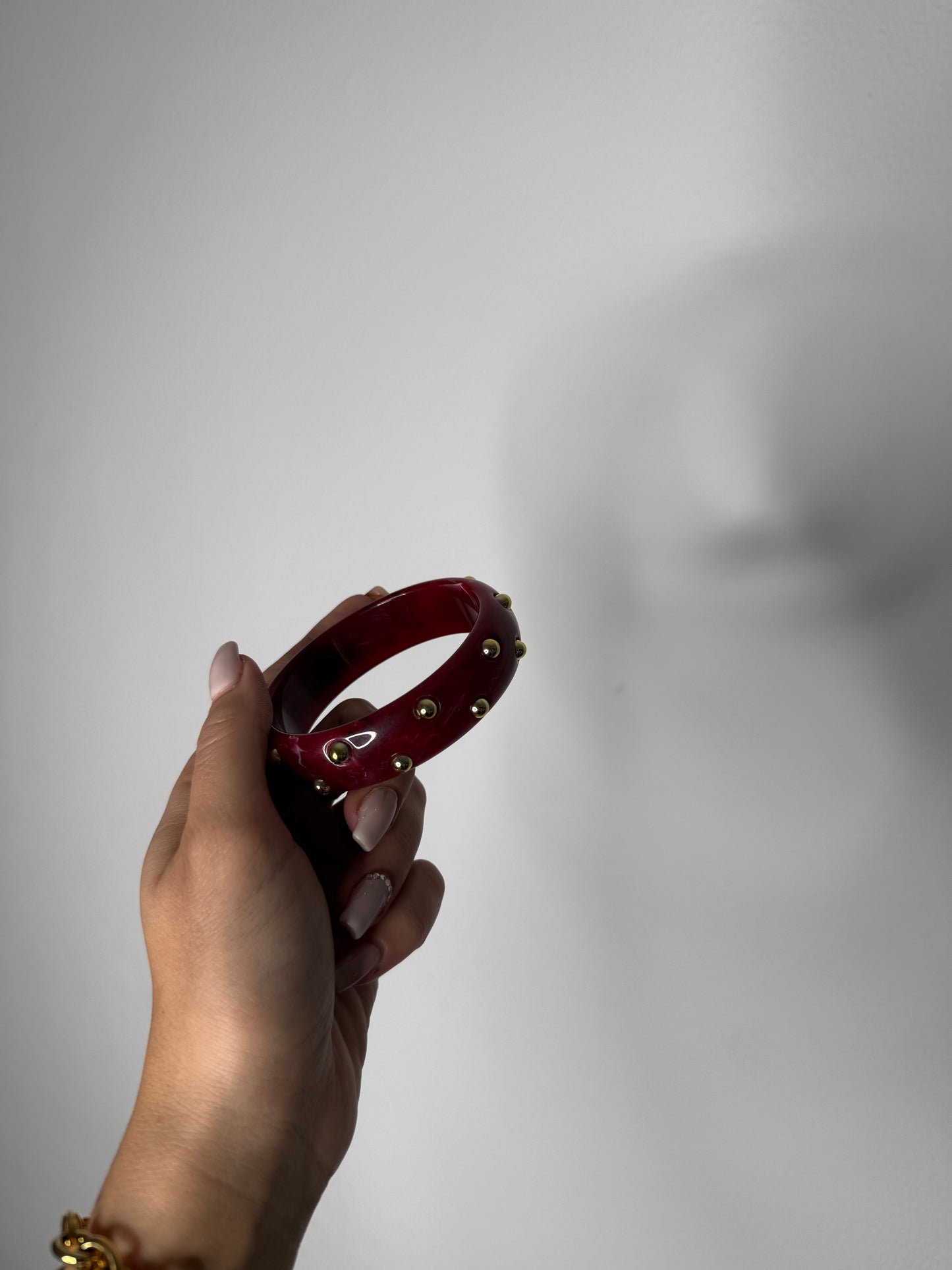 BRAZALETE TACHUELAS BURDEOS