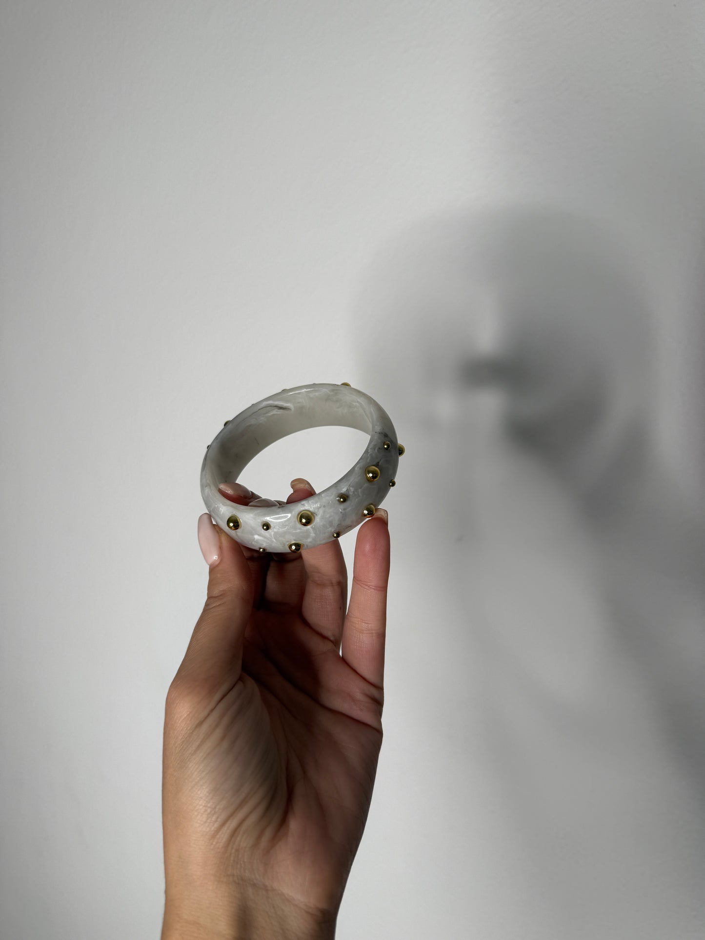 BRAZALETE TACHUELAS EFECTO MARMOL