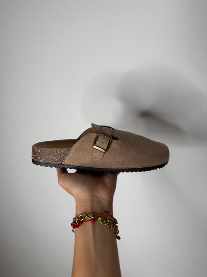 ZUECO HEBILLA TAUPE