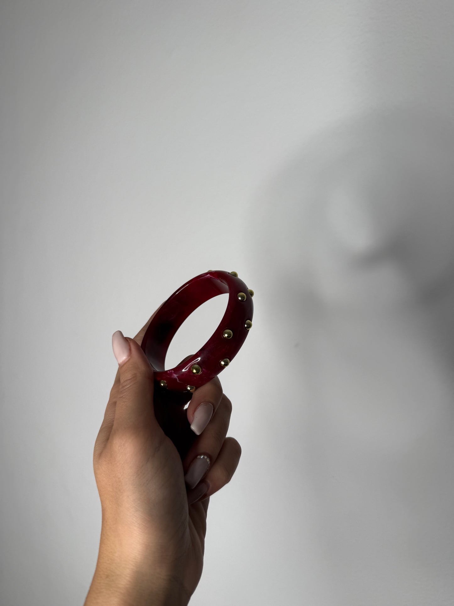 BRAZALETE TACHUELAS BURDEOS