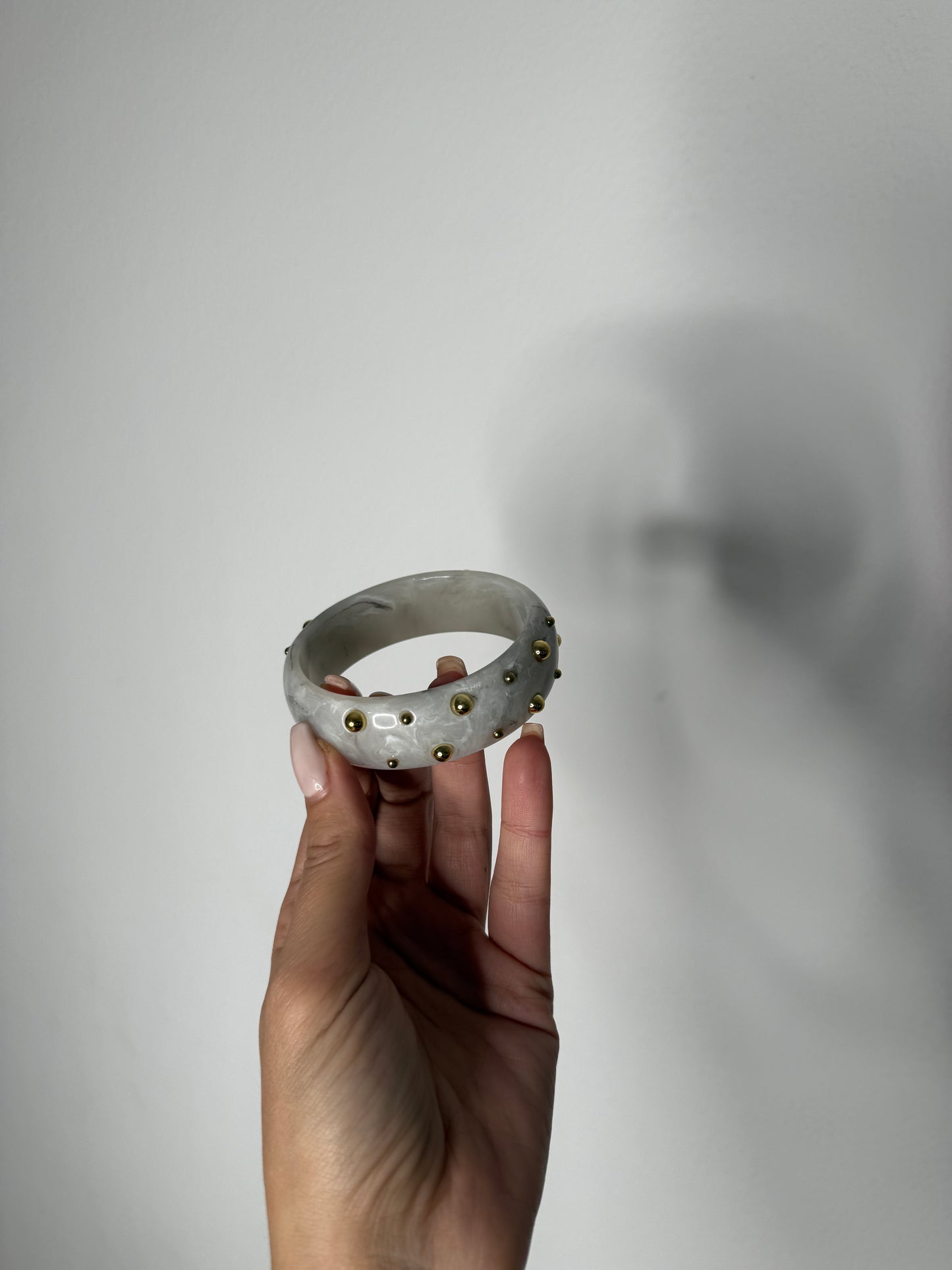 BRAZALETE TACHUELAS EFECTO MARMOL